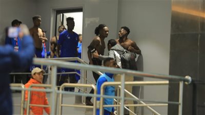 شاهد بالفيديو.. لاعبو الهلال يحطمون غرف الملابس ويعتدون على لاعبي الأهلي