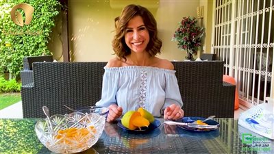 بشكل عشوائي وبدون إتيكيت.. أمينة شلباية تقطع ثمرة مانجو بأسنانها وتشفط منها