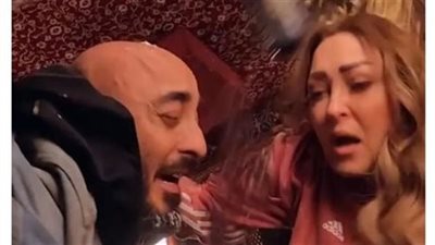 نهال عنبر ونجلها الفنان حسام الحسينى يدخلان 