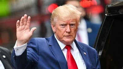 ترامب يغادر منتجعه السياحي في فلوريدا إلى نيويورك استعدادا للمحاكمة