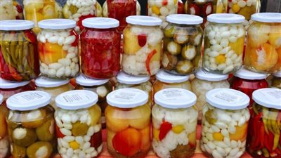 أنواع المخللات بالصور وطريقة تحضيرها منزليًا.. البصل والجزر والخيار