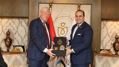 مصر.. رئيس هيئة الرعاية الصحية يبحث التعاون مع سفير هولندا 