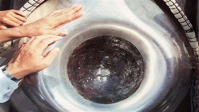  في سعادة غامرة... فيديو يرصد سيدة تهرول ناحية الحجر الأسود لتقبيله 