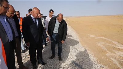 مصر.. وزير النقل يتفقد الخط الأول للقطار الكهربائي السريع السخنة العلمين - مطروح