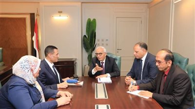 وزير التربية والتعليم يستعرض آليات عمل الهيئة العامة لمحو الأمية وتعليم الكبار 