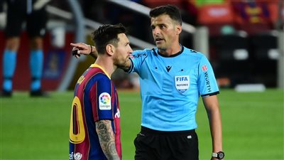 المثير للجدل حكمًا لموقعة مانشستر سيتي وبايرن ميونخ.. من هو جيل مانزانو؟