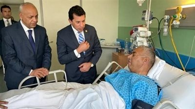 وزير الرياضة المصري يزور النائب محمود بكري في المستشفى