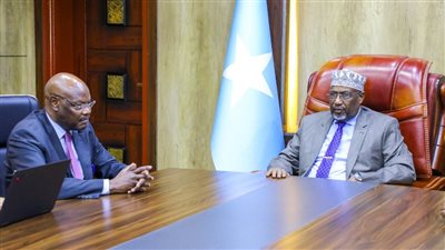 الرئيس الجيبوتي يلتقي المبعوثَ الخاص للرئيس الصومالي