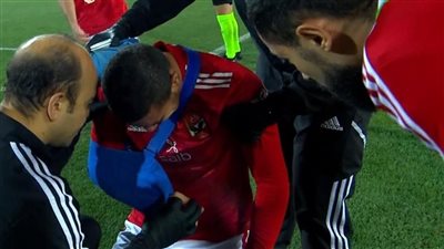 نقل مدافع الأهلي للمستشفى بعد إصابته القوية في نهائي كأس مصر