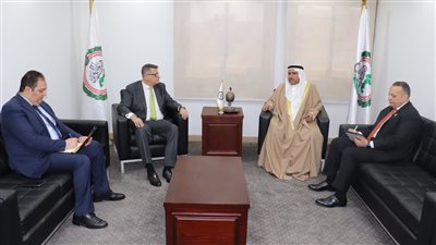 رئيس البرلمان العربي يلتقي رئيس لجنة حقوق الإنسان بمجلس النواب 