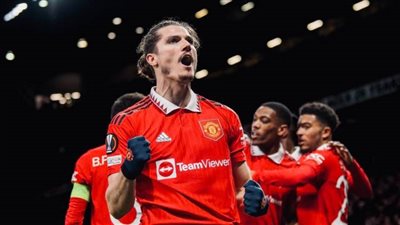 بهدفين من نفس اللاعب.. مانشستر يونايتد يتفوق على إشبيلية في الشوط الأول