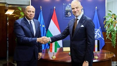 سفير مصر في المجر يبحث التعاون العسكري بين القاهرة وبودابست مع وزير الدفاع المجري