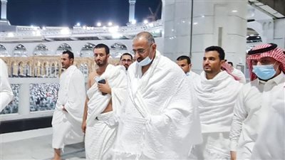 نائب رئيس مجلس القيادة الرئاسي باليمن يؤدي مناسك العمرة لروح اللواء صالح السيد (صور)