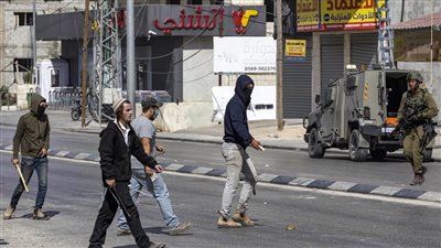 مستوطنون يحرقون أراضي زراعية شمال رام الله