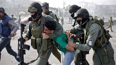 فلسطين.. اعتقال 10 فلسطينيين في غزة والضفة الغربية