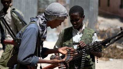 الصومال.. حركة الشباب تقصف قاعدة عسكرية في مدينة كسمايو 