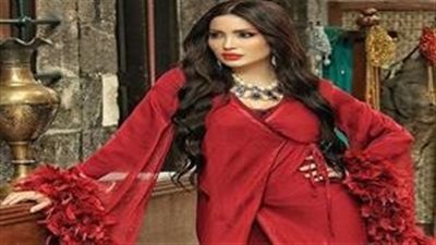 بعباءة خضراء على أنغام أغنية 