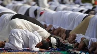 كيفية صلاة عيد الفطر.. وحكمها وفقًا للأئمة والعلماء