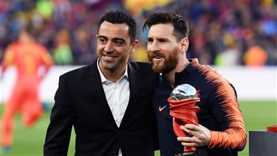 غرفة ملابس برشلونة جاهزة لاستقبال ميسي.. تشافي يتحقق من الأمر