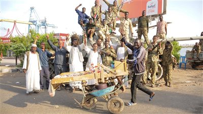 السودان.. وقوع اشتباكات في محيط القصر الرئاسي والأسلحة الثقيلة تشعل المعارك