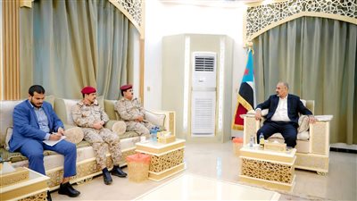  الزُبيدي يطلع من وزير الدفاع باليمن على أحوال الضباط المبتعثين للدراسة في جمهورية السودان (صور)