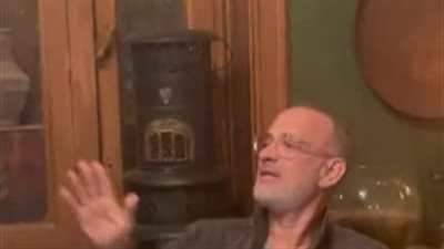 شاهد.. صور وفيديوهات للنجم العالمى توم هانكس Tom hanks وزوجته فى أحد المطاعم المصرية
