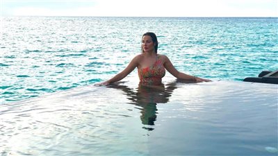  مسترخية وسط الماء.. صور نادين نجيم برفقة خطيبها ناريغ ناربيكيان في جزر المالديف تشعل مواقع التواصل