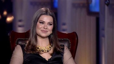 الفنانة يسرا اللوزى: أسعد بلقب أم البنات وهم كل حياتي.. ووالدي وزوجي استمع إلى رأيهم 