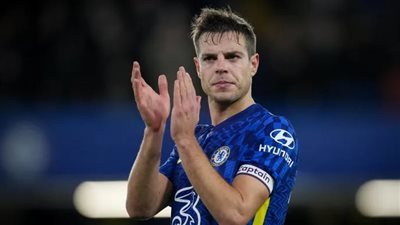  سيزار أزبيليكويتا لاعب نادي تشيلسي يرتكب خطأ فادحًا أمام نادي برينتفورد