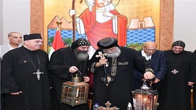 البابا تواضروس يتسلم النور المقدس من كهنة رابطة القدس