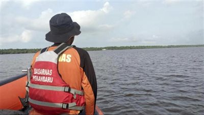 مصرع 11 شخصا بحادث انقلاب عبارة في إندونيسيا