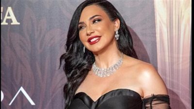  تعتمد في المكياج على الألوان الناعمة.. أجمل إطلالات الفنانة سلاف فواخرجي 