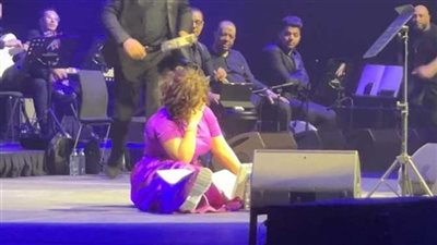 بعد تعثرها على المسرح.. شيرين عبدالوهاب: بكرة السوشيال ميديا هتمسك في لحظة وقوعي.. بس ميقعش الإ الشاطر