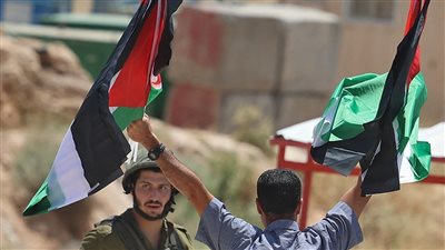 فلسطين.. إصابة فلسطينيين في اعتداءات المستوطنين بالضفة الغربية