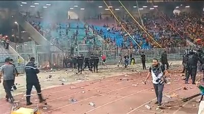 شاهد.. شغب جماهيري يوقف مباراة الترجي والشبيبة في أبطال إفريقيا (صور)