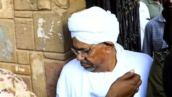 “هيومن رايتس” تطالب الجيش بتسليم البشير ومسؤولين سودانيين