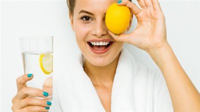 فوائد فيتامين سي للوجه وطريقة استخدامه بالتفصيل.. تمتعي ببشرة نضرة 