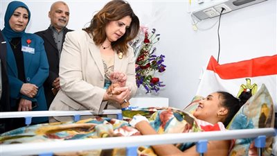 وزيرة الهجرة تزور الطالبين المصابين من المصريين العائدين من السودان
