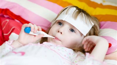 ارتفاع درجة حرارة الأطفال دون سبب.. أهم الاعراض 