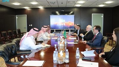  آل جابر يعقد مباحثات مع المبعوث الأمريكي لليمن بالرياض