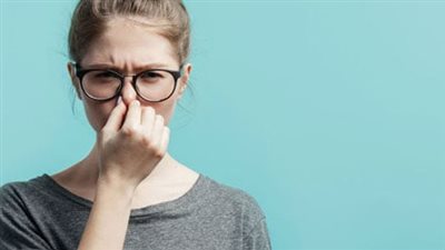 علاج رائحة العرق عند النساء بالنظافة ومزيلات العرق