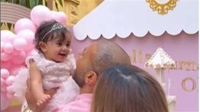 في لقطة طريفة.. ظهور أحمد سعد حاملا طفلته على كتفيه (صور)