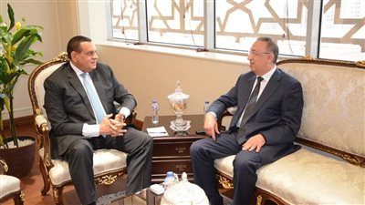 مصر.. وزير التنمية المحلية يتابع مع محافظ الإسكندرية المشروعات التنموية والخدمية بالمحافظة