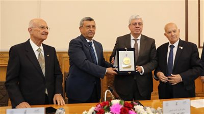 جمعية المهندسين المصرية تمنح وزير التعليم العالي العضوية الفخرية