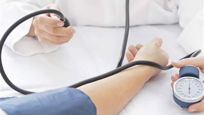 أعراض ارتفاع ضغط الدم.. لا تهمل الصداع 
