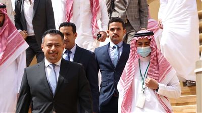 اليمن.. رئيس الوزراء يلتقي السفير آل جابر في عدن