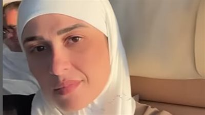 النجمة المصرية ياسمين عبدالعزيز فى أحدث ظهور لها أثناء توجهها لـ مكة لأداء مناسك العمرة