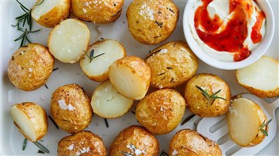 وصفات بطاطس بـ 4 طرق مقلية ومسلوقة.. كروكيت وفريسكاس