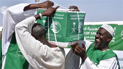 مركز الملك سلمان يوزع مواد غذائية وإيوائية للنازحين والمتضررين في مدينة بورتسودان 