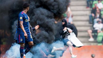 شغب وقنابل واقتحام.. إلغاء مباراة أياكس وجرونينجن بالدوري الهولندي (صور)